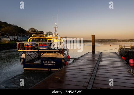 Courtmacsherry, West Cork, Irland. 9. Februar 2023. Das Fischerboot „Girl Denise“ segelt für einen Tag mit Angeln, während die Sonne über dem Küstendorf Courtmacsherry aufgeht, um einen Tag voller Sonne zu beginnen. Kredit: AG News/Alamy Live News Stockfoto