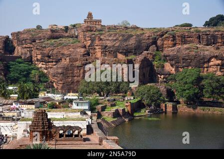 Blick auf den oberen Shivalaya-Tempel und den Agastya-See in Badami Stockfoto