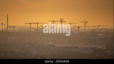 Silhouette vieler Kräne auf einer Baustelle in Hamburg. Deutschland. Stockfoto