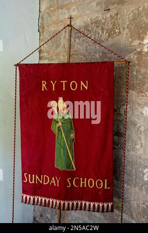 Sonntagsschulbanner, St. Leonard's Church, Ryton-on-Dunsmore, Warwickshire, England, Großbritannien Stockfoto