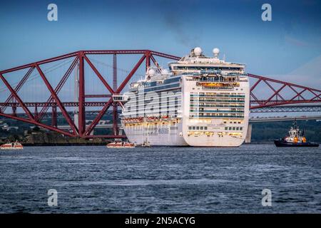 Forth Bridges und Kreuzfahrtschiffe auf dem Fluss Forth Stockfoto