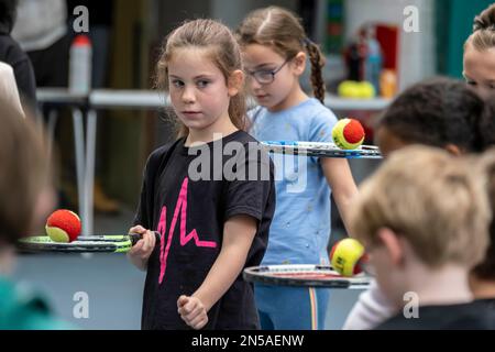 Kinder, die Tennis spielen und Tennisunterricht nehmen Stockfoto