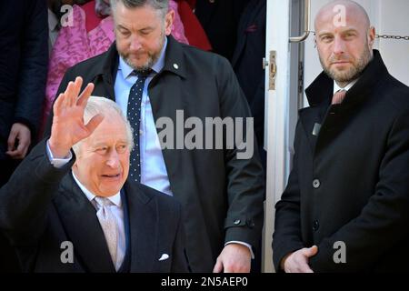 König Karl III. Verlässt die Brick Lane Jamme Masjid Moschee am Ende seines Besuchs mit Camilla in der Bangladeshi Gemeinde im östlichen Ende von Londo Stockfoto