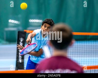 Kinder, die Tennis spielen und Tennisunterricht nehmen Stockfoto