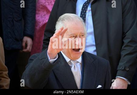 König Karl III. Verlässt die Brick Lane Jamme Masjid Moschee am Ende seines Besuchs mit Camilla in der Bangladeshi Gemeinde im östlichen Ende von Londo Stockfoto