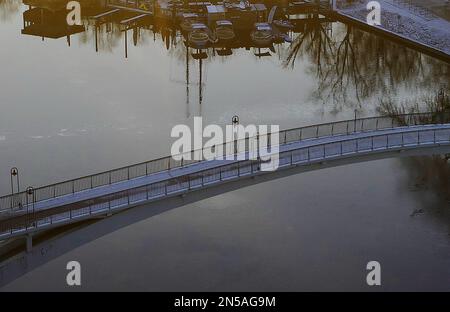 Berlin, Deutschland. 09. Februar 2023. Die Sonne geht hinter der Insel Berlin in Treptow auf. Paul Zinken/dpa/Alamy Live News Stockfoto