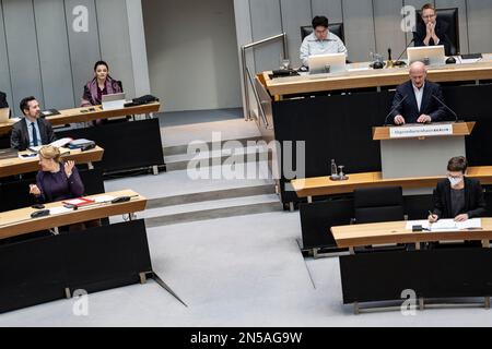 Berlin, Deutschland. 09. Februar 2023. Franziska Giffey (SPD, l), amtierende Bürgermeisterin von Berlin, ergreift während der Plenarsitzung des Berliner Repräsentantenhauses während der Rede von Kai Wegner (r), Vorsitzender der CDU-Fraktion im Repräsentantenhaus. Kredit: Fabian Sommer/dpa/Alamy Live News Stockfoto