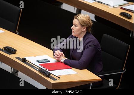 Berlin, Deutschland. 09. Februar 2023. Franziska Giffey (SPD), Bürgermeisterin von Berlin, nimmt an der Plenartagung des Berliner Repräsentantenhauses Teil. Kredit: Fabian Sommer/dpa/Alamy Live News Stockfoto