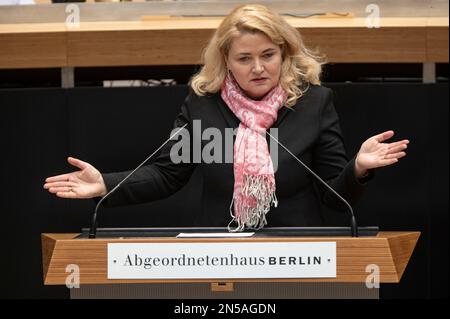 Berlin, Deutschland. 09. Februar 2023. Kristin Brinker, Staatspräsidentin der AfD, spricht während der Plenarsitzung des Berliner Repräsentantenhauses. Kredit: Fabian Sommer/dpa/Alamy Live News Stockfoto