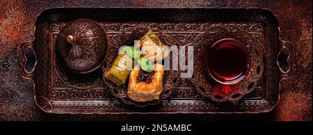 Traditionelle türkische, arabische Süßigkeiten, Baklava-Auswahl mit türkischem Tee. Stockfoto