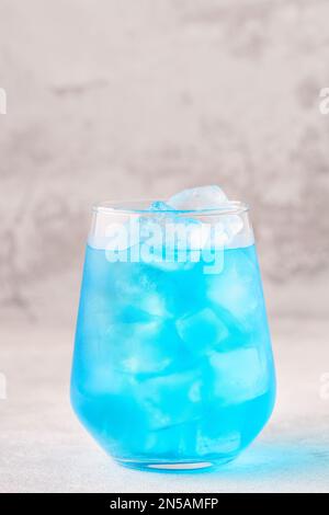 Erfrischendes blaues Getränk oder Cocktail mit Eis. Stockfoto