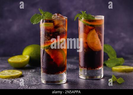 Rum- und Colacocktail Cuba Libre mit Limette und Eis Stockfoto