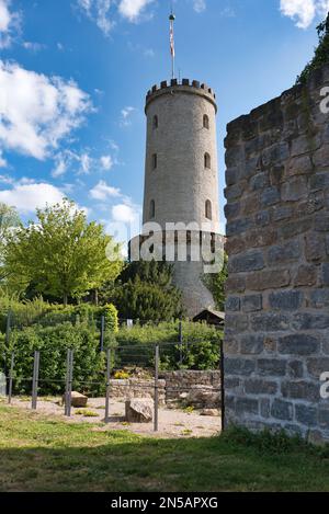 Das sogenannte Sparrenburg in der deutschen Stadt Bielefeld mit blauem Himmel und grüner Natur Stockfoto