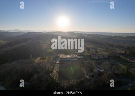 Luftaufnahme des Sonnenuntergangs in hügeliger Landschaft im Winter in Castell'Arquato, Arda-Tal, Piacenza Italien Stockfoto