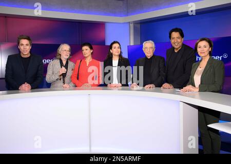 Köln, Deutschland. 08. Februar 2023. Von links: Markus FELDENKIRCHEN, Autor, Journalist, Helge SCHNEIDER, Musiker, Sahra WAGENKNECHT, Politikerin, die Linke, Dagmar ROSENFELD, Journalistin, Gerhart BAUM, Politiker, FDP, Cherno JOBATEY, Moderator. Sandra MAISCHBERGER, Moderatorin, „Maischberger“, Talkshow, WDR/ARD, 8. Februar 2023. Kredit: dpa/Alamy Live News Stockfoto