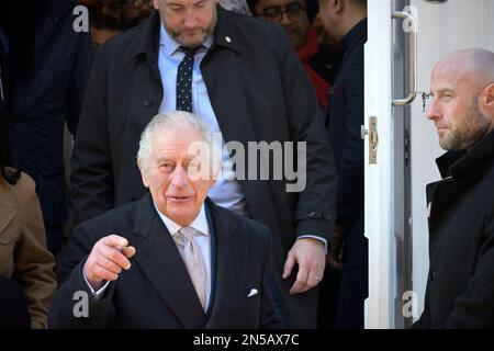 König Karl III. Verlässt die Brick Lane Jamme Masjid Moschee am Ende seines Besuchs mit Camilla in der Bangladeshi Gemeinde im östlichen Ende von Londo Stockfoto