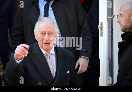 König Karl III. Verlässt die Brick Lane Jamme Masjid Moschee am Ende seines Besuchs mit Camilla in der Bangladeshi Gemeinde im östlichen Ende von Londo Stockfoto