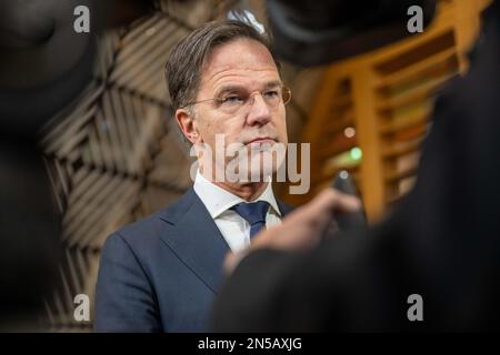 Brüssel, Belgien. 09. Februar 2023. BRÜSSEL - Premierminister Mark Rutte kommt am ersten Tag eines eingefügten EU-Gipfels. Auf dem Treffen werden unter anderem die Unterstützung der Ukraine durch die EU und die wachsenden Migrationsprobleme in Europa erörtert. ANP JONAS ROOSENS niederlande Out - belgien Out Credit: ANP/Alamy Live News Stockfoto