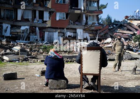 Hatay, Truthahn. 01. Januar 2020. Der Mann und seine Frau beobachten ihre zerstörte Wohnung nach dem Erdbeben. Die Türkei erlebte das größte Erdbeben dieses Jahrhunderts in der Grenzregion zu Syrien. Das Erdbeben wurde bei 7,7 gemessen. Kredit: SOPA Images Limited/Alamy Live News Stockfoto