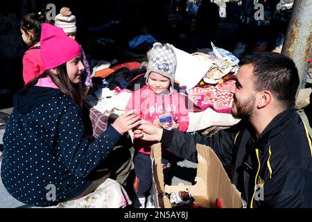 Hatay, Truthahn. 01. Januar 2020. Ein Mann verteilt Süßigkeiten an Kinder in der Notaufnahme. Die Türkei erlebte das größte Erdbeben dieses Jahrhunderts in der Grenzregion zu Syrien. Das Erdbeben wurde bei 7,7 gemessen. Kredit: SOPA Images Limited/Alamy Live News Stockfoto