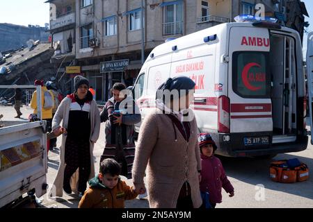 Hatay, Truthahn. 01. Januar 2020. Leute, gehen Sie an einem Krankenwagen vorbei, der für den Notfall in der Erdbebenzone geparkt ist. Die Türkei erlebte das größte Erdbeben dieses Jahrhunderts in der Grenzregion zu Syrien. Das Erdbeben wurde bei 7,7 gemessen. Kredit: SOPA Images Limited/Alamy Live News Stockfoto