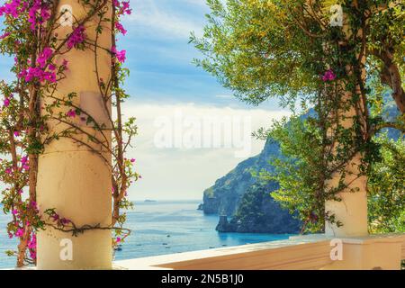 Wunderschöne Aussicht auf die Amalfiküste von der antiken Terrasse mit Blumen. Beliebtes Sommerurlaubsort und Reiseziel Stockfoto