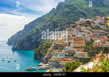 Blick auf die Stadt Positano an der Amalfiküste in Kampanien, Italien, mit Sandstrand und mittelmeer. Beliebtes Sommerurlaubsziel Stockfoto