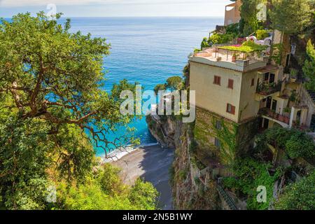 Wunderschöne Aussicht auf die italienische Villa an der Amalfiküste auf der Klippe über dem Mittelmeer mit kleinem Strand. Sommerresort. Reiseziel Stockfoto