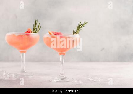 Kalte Limonade/Cocktail aus frischem Grapefruitsaft, Alkohol und Eiswürfeln. Stockfoto