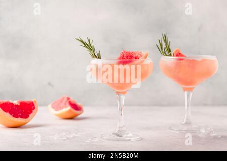 Kalte Limonade/Cocktail aus frischem Grapefruitsaft, Alkohol und Eiswürfeln. Stockfoto