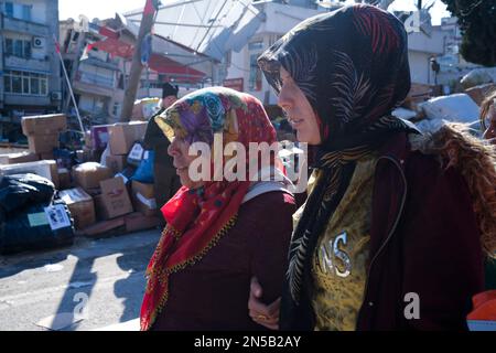 Hatay, Truthahn. 01. Januar 2020. Eine Mutter und ihre Tochter gehen traurigerweise in der Erdbebenzone. Die Türkei erlebte das größte Erdbeben dieses Jahrhunderts in der Grenzregion zu Syrien. Das Erdbeben wurde bei 7,7 gemessen. (Foto: Murat Kocabas/SOPA Images/Sipa USA) Guthaben: SIPA USA/Alamy Live News Stockfoto