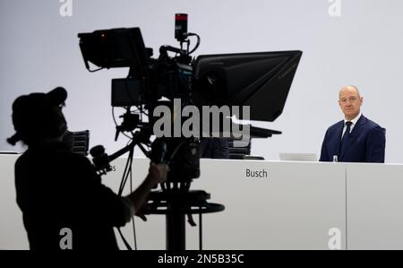 München, Deutschland. 09. Februar 2023. Roland Busch, CEO der Siemens AG, sitzt während der virtuellen Jahreshauptversammlung an seinem Platz. Kredit: Sven Hoppe/dpa Pool/dpa/Alamy Live News Stockfoto