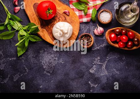 Leckere Buratta-Chese mit frischen Tomaten, Blick von oben Stockfoto