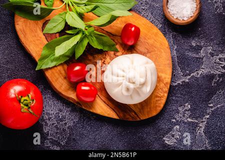 Leckere Buratta-Chese mit frischen Tomaten, Blick von oben Stockfoto