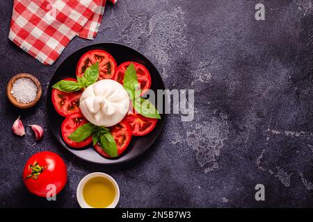 Leckere Buratta-Chese mit frischen Tomaten, Blick von oben Stockfoto