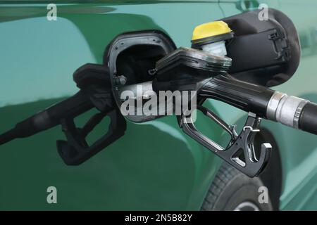 Das Auto an der Tankstelle auftanken, Nahaufnahme Stockfoto