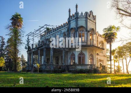 Altes verlassenes Haus oder Villa an sonnigen Tagen. Altes Spukgebäude in Georgia Stockfoto