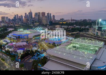 Luftfoto von Melbourne Park, MCG und Yarra River während des Australian Open Tennis mit Melbourne Skyline bei Sonnenuntergang. 25. Januar 2023 Stockfoto