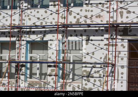 Die Außenwände des Hauses sind mit Schaumstoff gedämmt Stockfoto