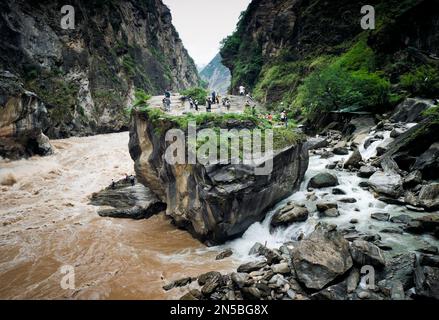 Tiger Leaping Gorge ist ein landschaftlich reizvoller Canyon am Jinsha River, einem Hauptzufluss des oberen Yangtze River im Südwesten Chinas Stockfoto