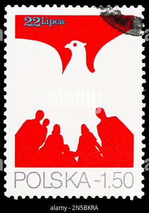 MOSKAU, RUSSLAND - 4. FEBRUAR 2023: Poststempel gedruckt in Polen zeigt Adler und Menschen, 35 Jahre polnische Serie der Volksrepublik, ca. 1979 Stockfoto