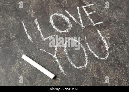 SMS "I Love You" und Kreidebeispiel auf grauem Steinhintergrund Stockfoto