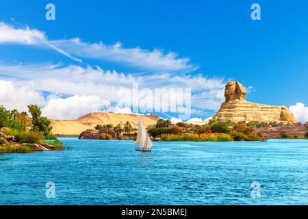 Einsames Segelboot auf dem Nil auf dem Weg zur Großen Sphinx, Assuan-Landschaft, Ägypten Stockfoto