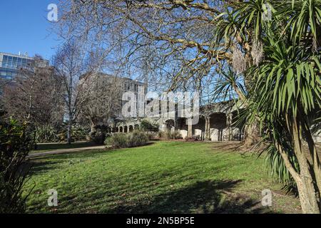 Der Drake's Place Park ist ein ruhiger Ort neben dem Stausee auf dem Campus der University of Plymouth. Historisches England, Stufe II gelistet. Stockfoto