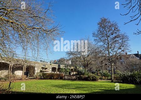 Der Drake's Place Park ist ein ruhiger Ort neben dem Stausee auf dem Campus der University of Plymouth. Historisches England, Stufe II gelistet. Stockfoto