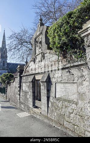Das John Trelawneye Memorial neben dem alten Stausee am Drake's Place, Plymouth. Historisches England, Stufe II gelistet. Stockfoto