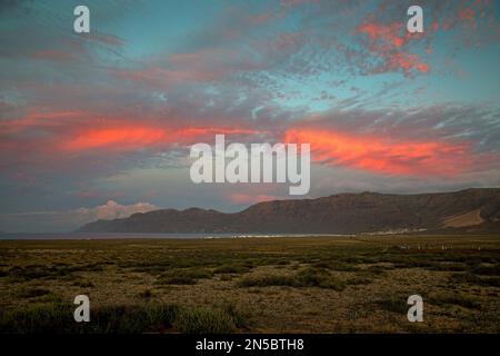 Risco de Famara nach Sonnenuntergang, Kanarische Inseln, Lanzarote, Caleta de Famara Stockfoto