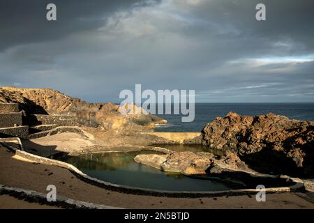 Charco del Palo, Lavaküste mit natürlichem Swimmingpool, Kanarische Inseln, Lanzarote Stockfoto