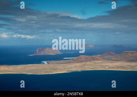 Blick von Risco de Famara nach La Graciosa und Felseninseln rund um Montana Clara, Kanarische Inseln, Lanzarote, Haria Stockfoto