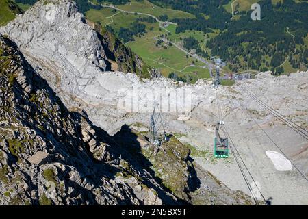 Blick vom Gipfel von Saentis nach Schwaegalp und der Seilbahn von Saentis, Schweiz, Appenzell Stockfoto